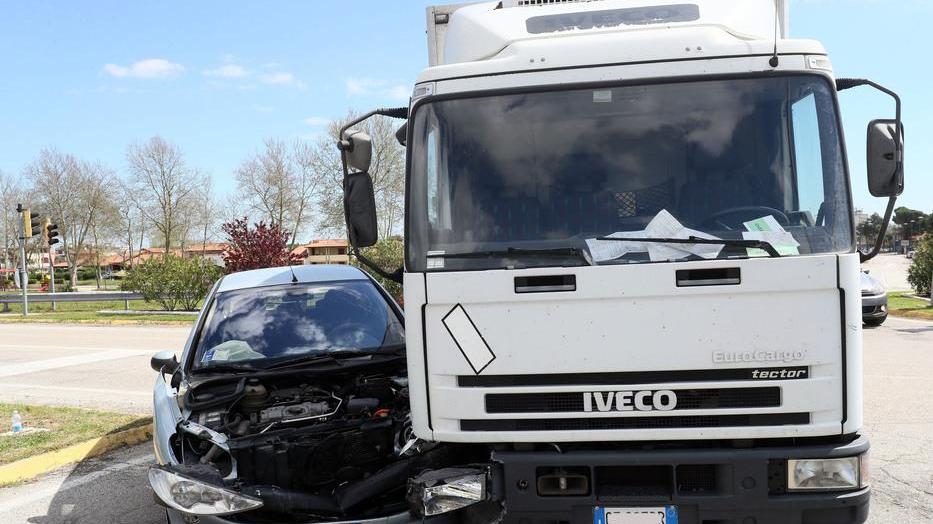 Mancata precedenza Scontro auto-camion Paura per un anziano