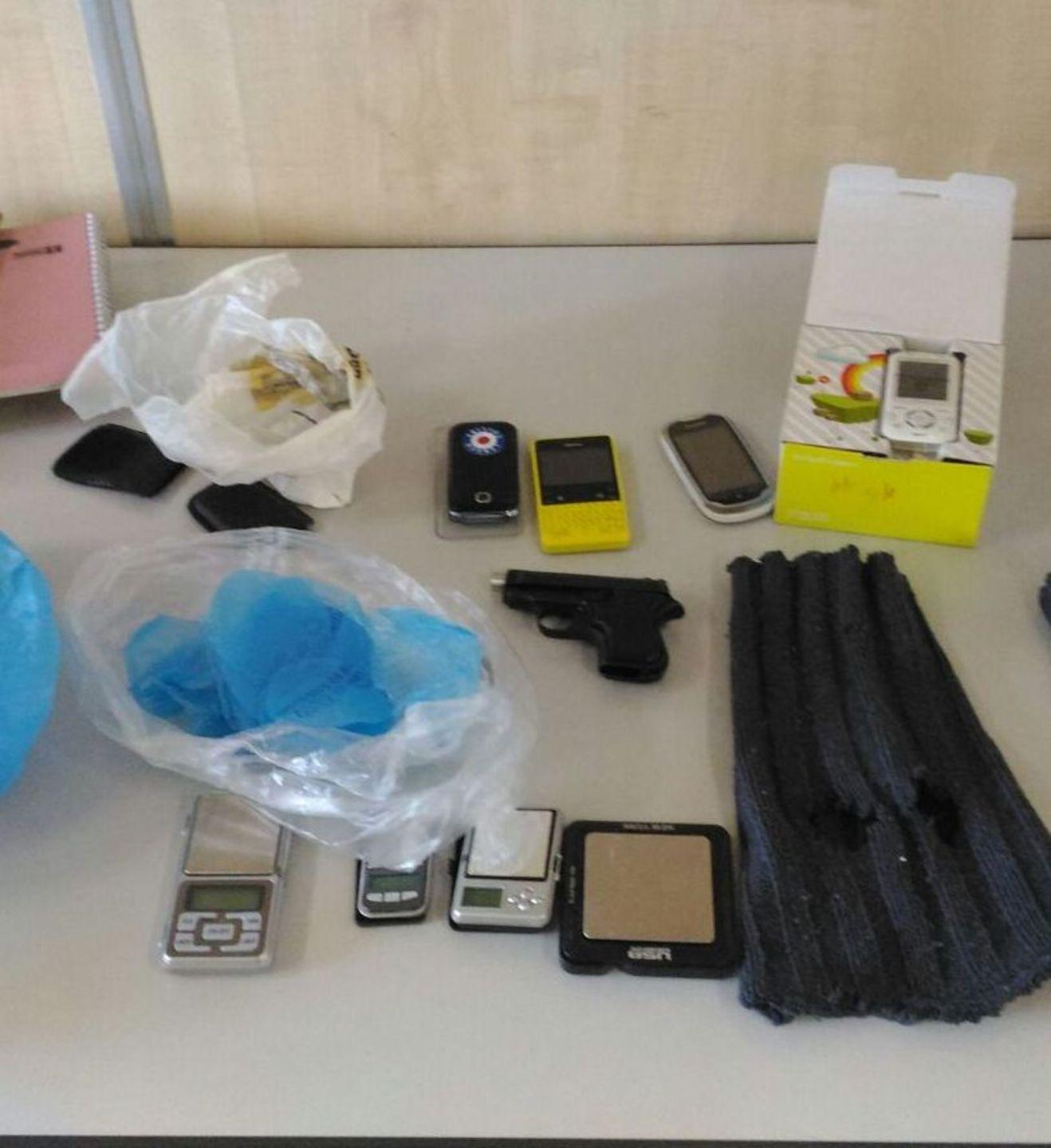 Fermato con la droga, in casa aveva una pistola