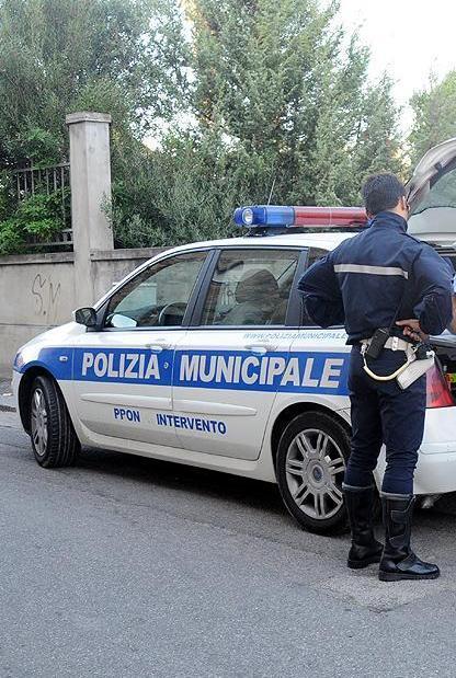 Pattuglia sulle strisce pedonali, i vigili “multati” per scherzo 