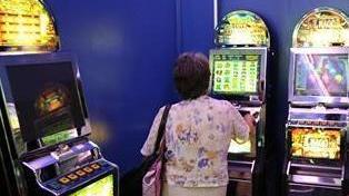 Ludopatia in aumento è lotta alle slot machine 