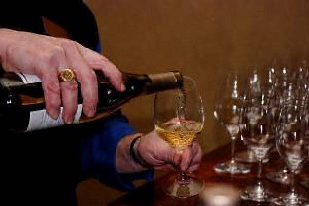 Versare il vino agli ospiti una questione di bon ton