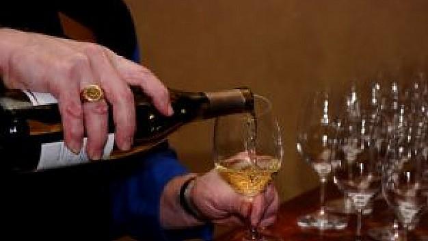 Versare il vino agli ospiti una questione di bon ton