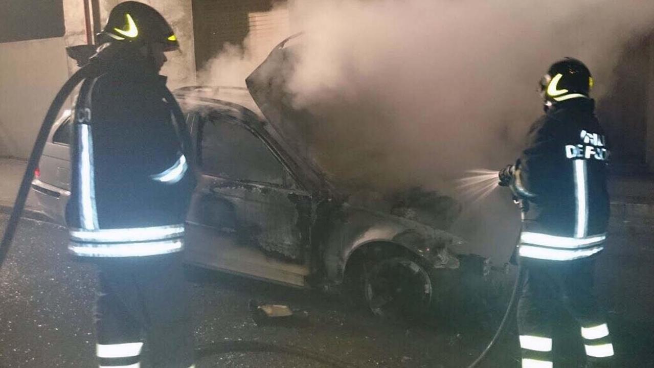 Oristano, incendio danneggia gravemente un'auto parcheggiata in via Amsicora 