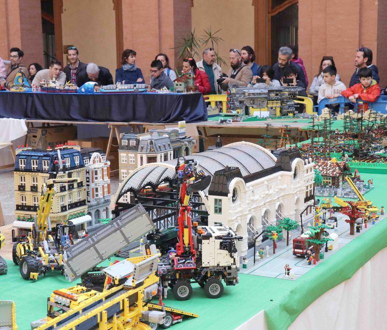 Il fascino dei mattoncini Lego fa tornare bambini 
