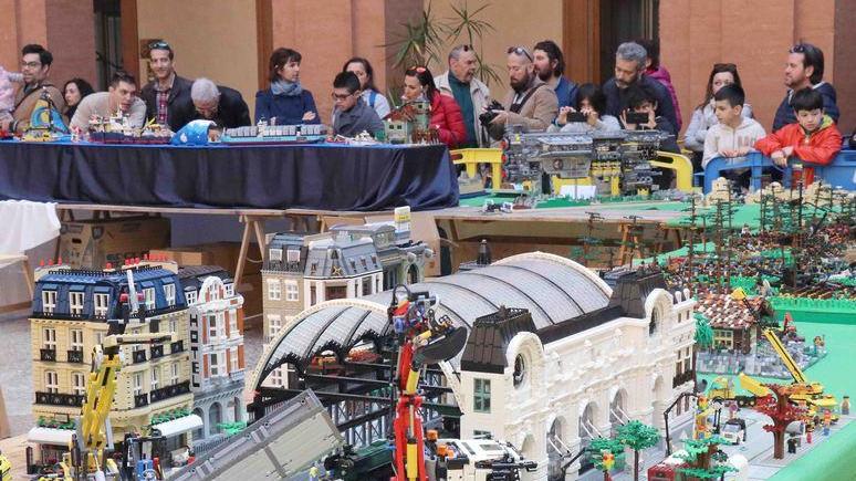 Il fascino dei mattoncini Lego fa tornare bambini