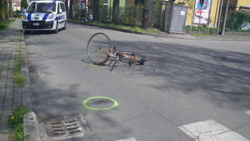 Investe un ciclista e fugge, caccia all’automobilista pirata