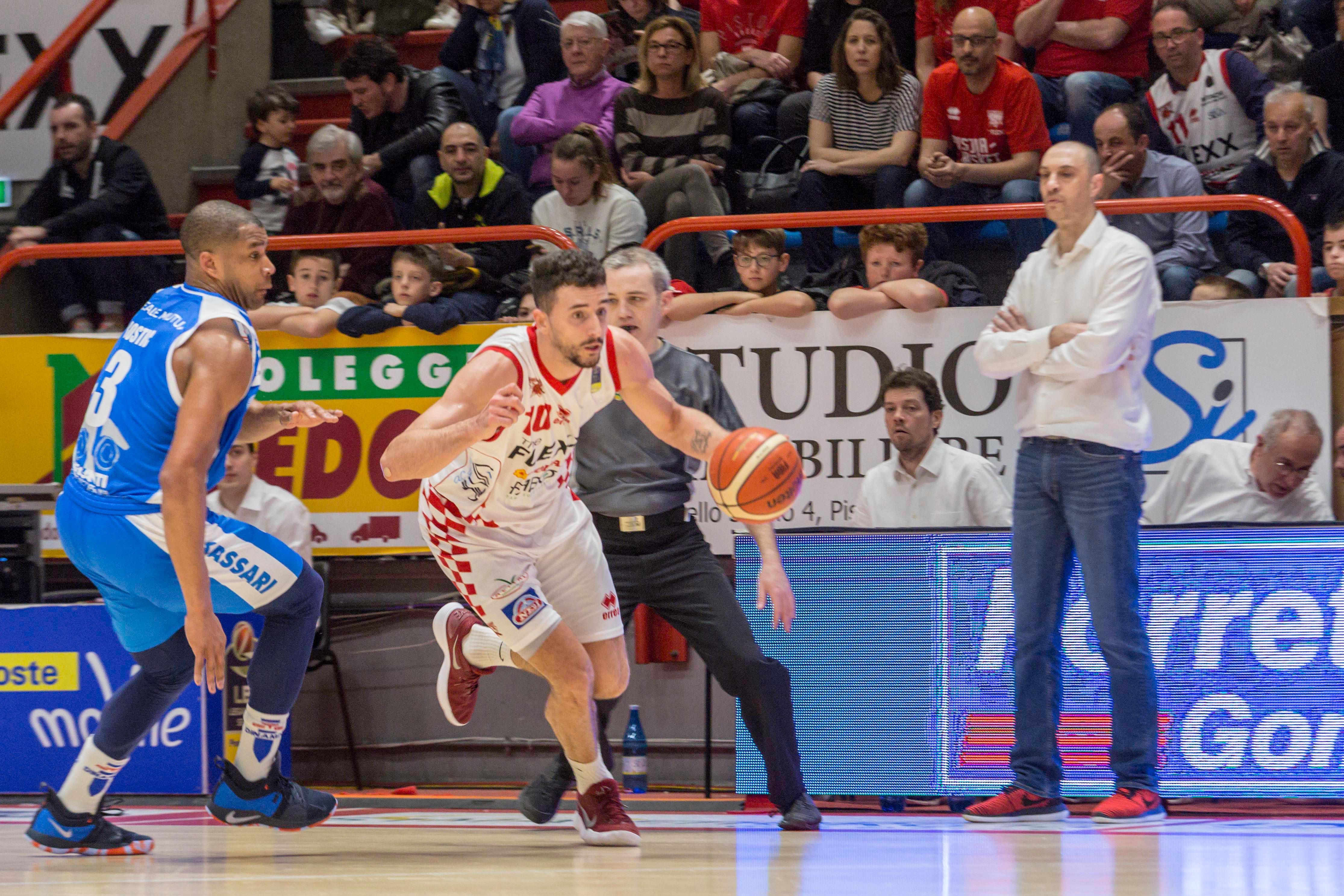 Raphael Gaspardo in azione sotto lo sguardo di coach Esposito