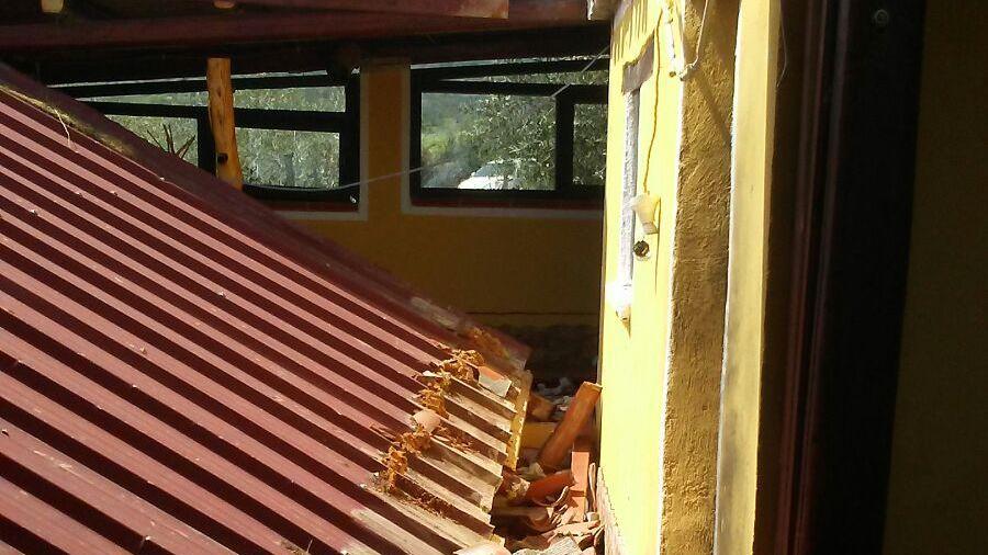 Il crollo nella veranda della casa di campagna del vicesindaco fatta esplodere con un'ordigno