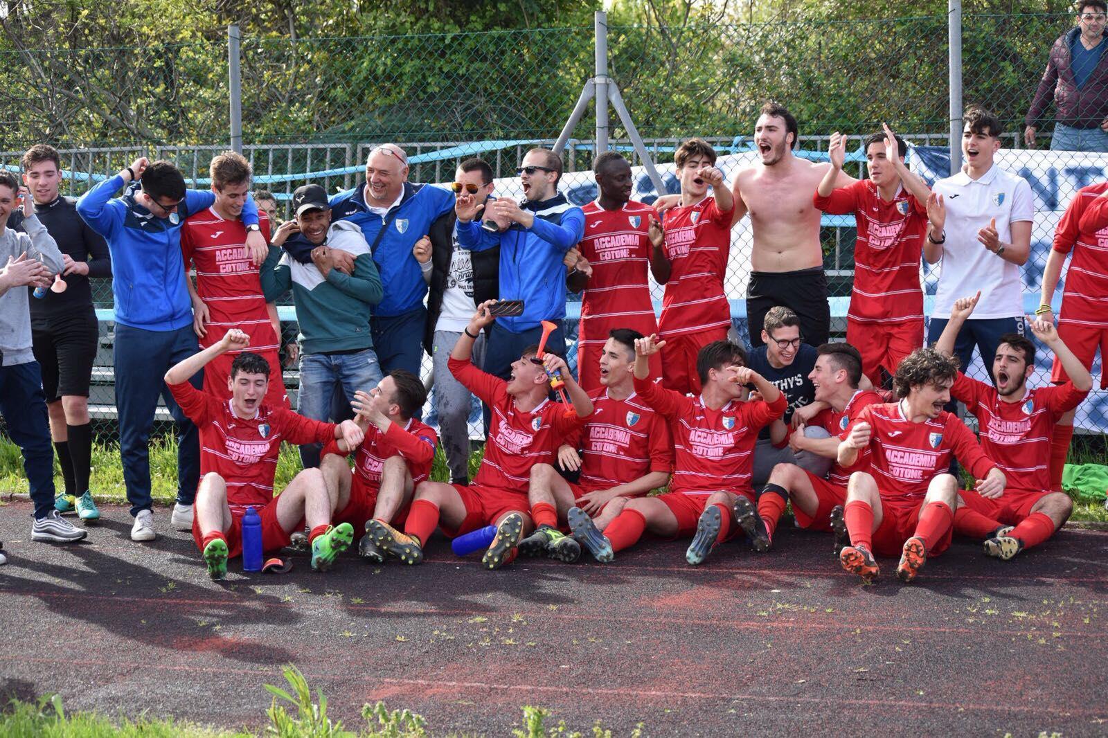 I giocatori della Galcianese festeggiano la vittoria in campionato