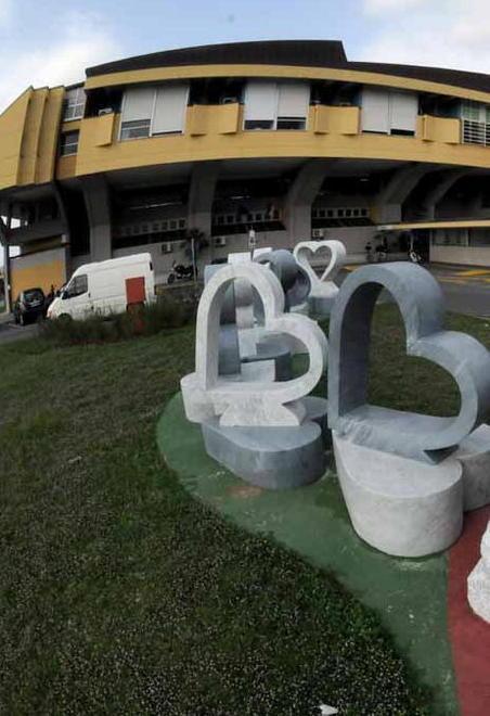 Per dieci anni con una garza intorno al pacemaker 