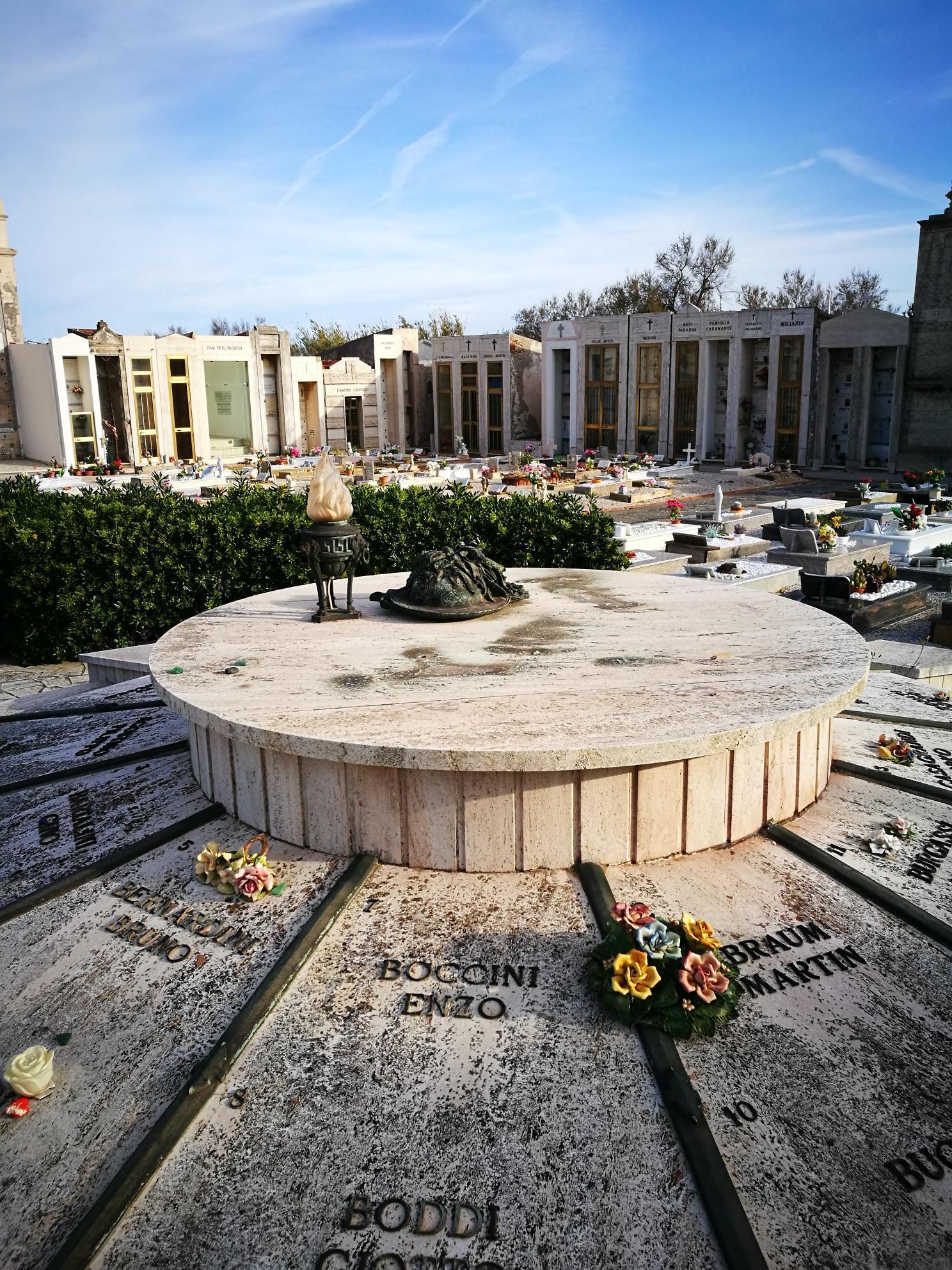 Il monumento ai Caduti su cui era posta la statua di Nado Canuti