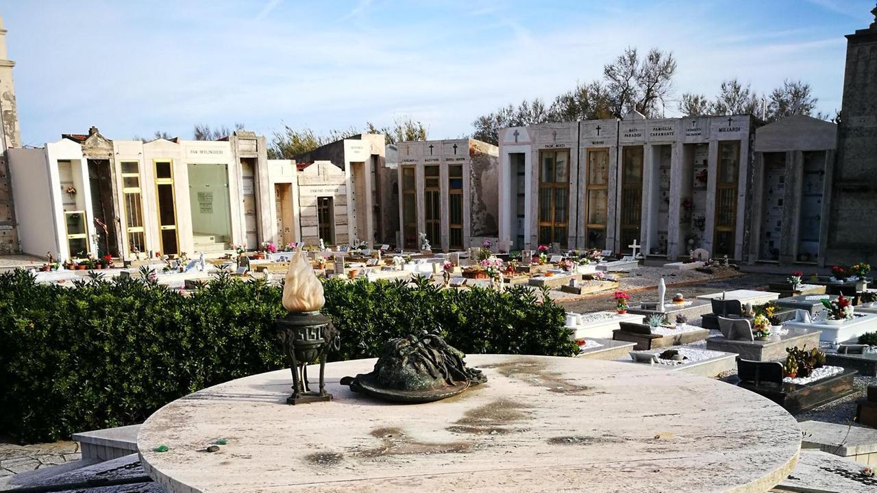 Il monumento ai Caduti su cui era posta la statua di Nado Canuti