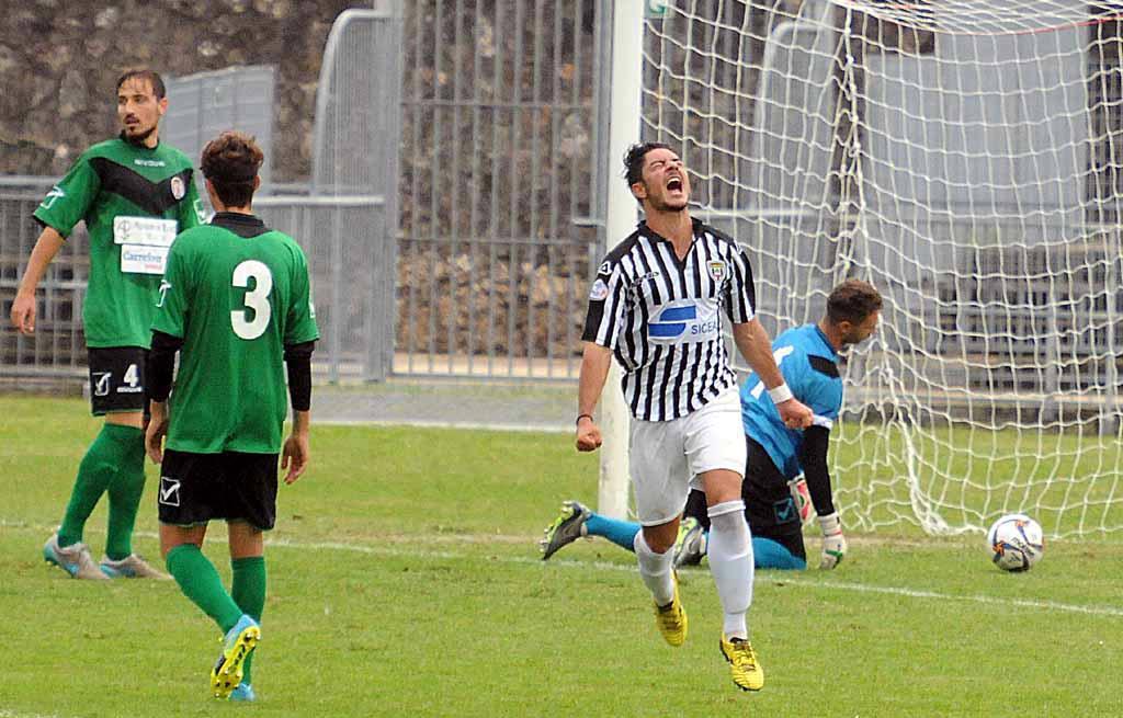 Chicchiarelli esulta dopo un gol (foto d'archivio)