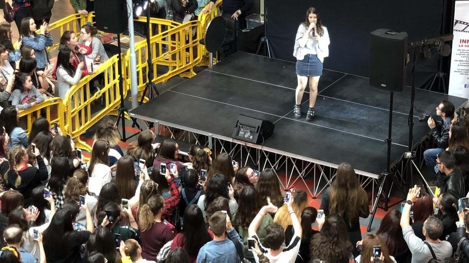 Reggio Emilia, Federica Carta all’Ariosto regala selfie e autografi
