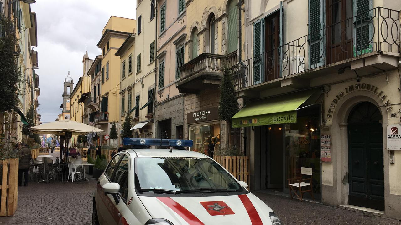 Controlli della polizia municipale nel centro di Pontedera (Foto di repertorio)