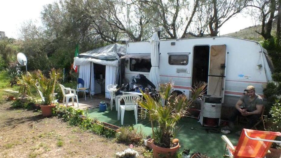Aspettano il buio e bruciano due roulotte