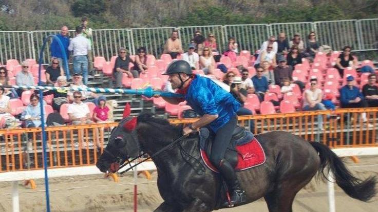 Fantini in spiaggia si corre il Palio