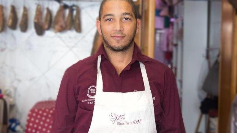 Un giovane per il mattatoio «Carni locali in macelleria»