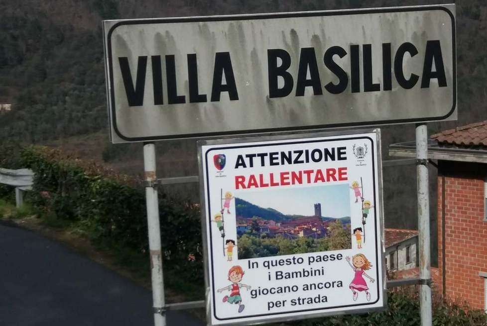 Avviso a chi arriva: «I bambini qui giocano ancora in strada»
