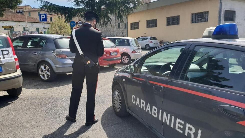 Lite per un parcheggio, arrivano i carabinieri
