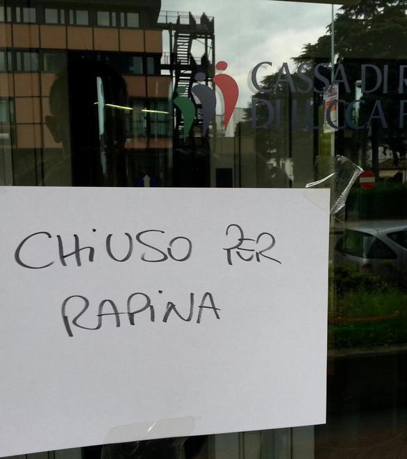 Mascherato da anziano rapina la banca 