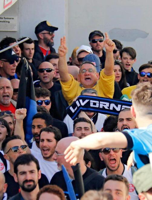 «Calma si entra tutti» Così allo stadio arrivano 2.000 pisani 