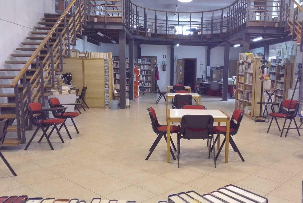 Studenti delle scuole superiori bibliotecari per un giorno