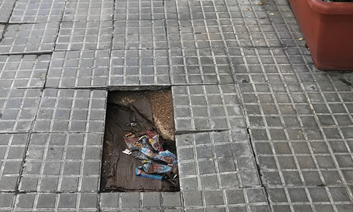 Crolla il marciapiede, pedoni a rischio