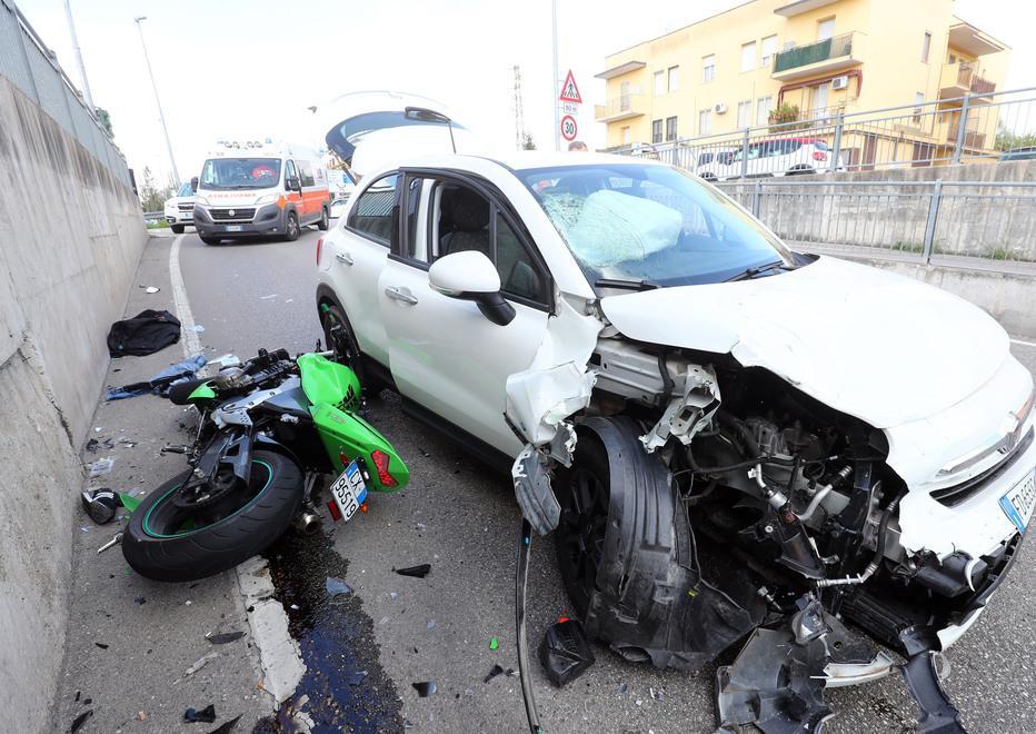 Frontale fra moto e auto Un ferito nel sottopasso 
