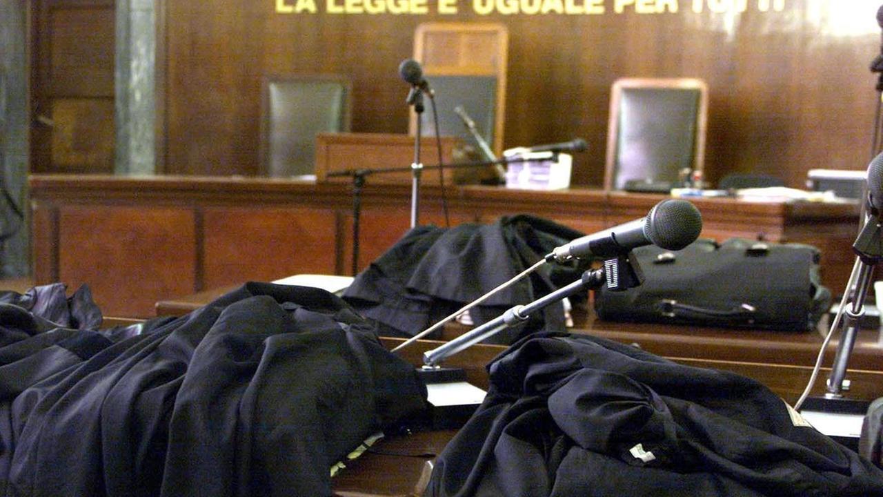 Armato di coltello minaccia 4 minori
