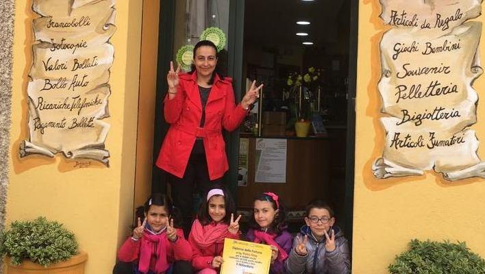 La titolare della ricevitoria, Verdiana Pagnani, con i figli