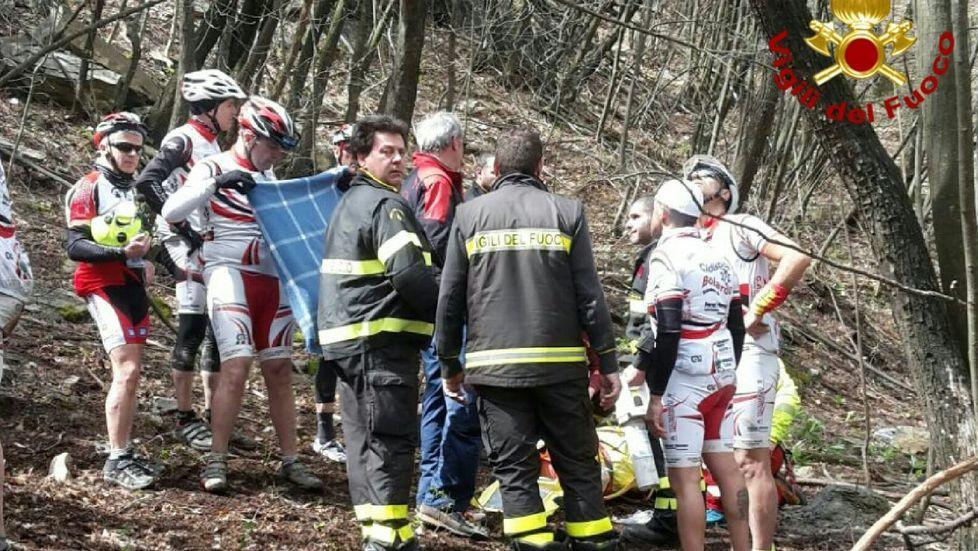 Scoppia la ruota, ciclista vola nel dirupo 