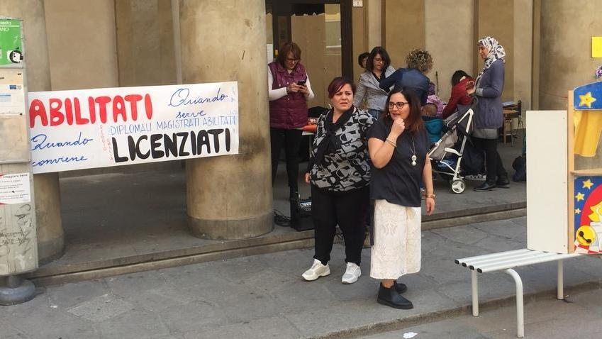Maestre in piazza per provare a salvare il posto di lavoro