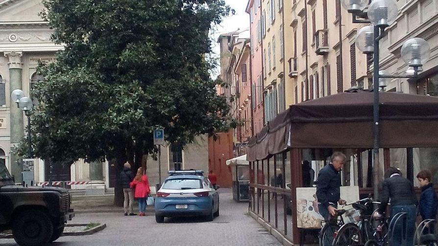 Modena, piazza Mazzini: ubriaco aggredisce un passante