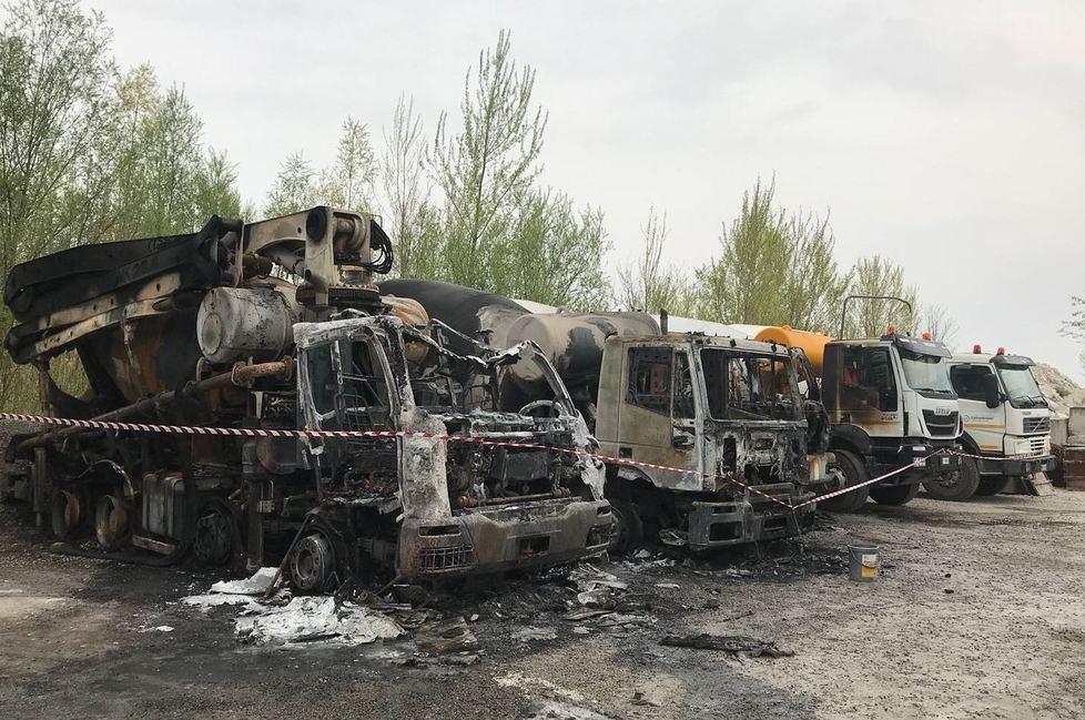 San Cesario, danno fuoco a tre camion di una cava 