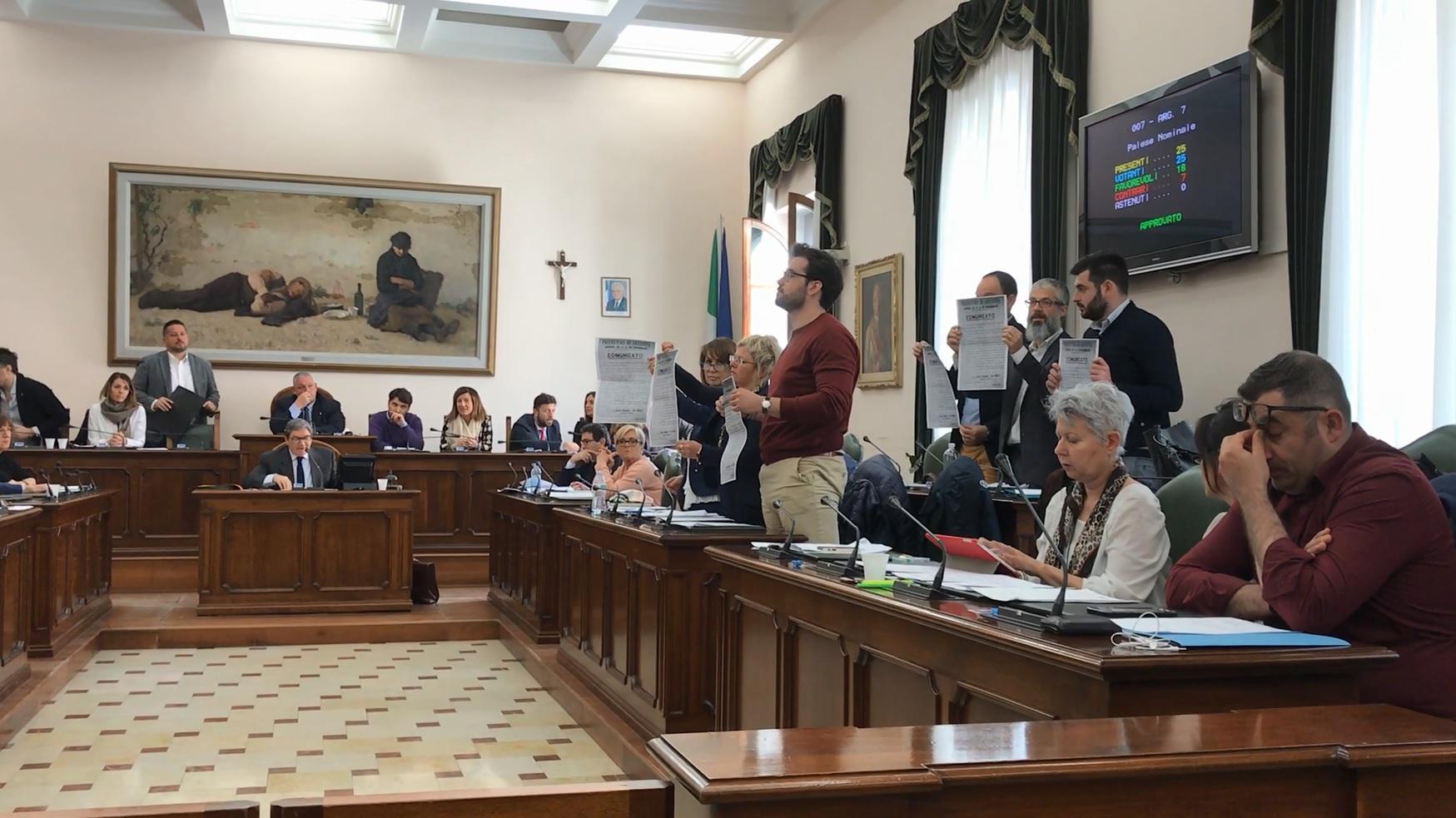 Il centrosinistra protesta per l'approvazione di una via ad Almirante mostrando il "bando della morte" da lui firmato nel 1944