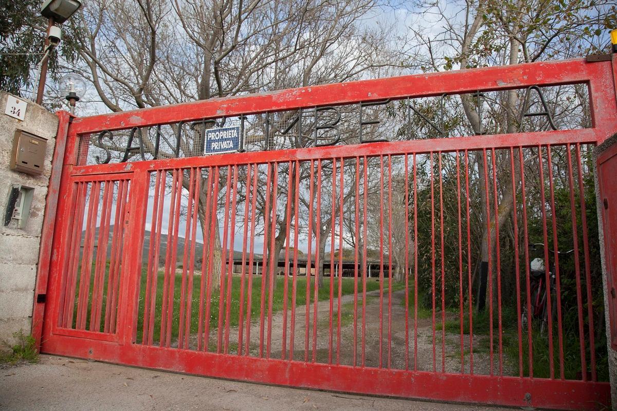 Il cancello dìingresso alla struttura