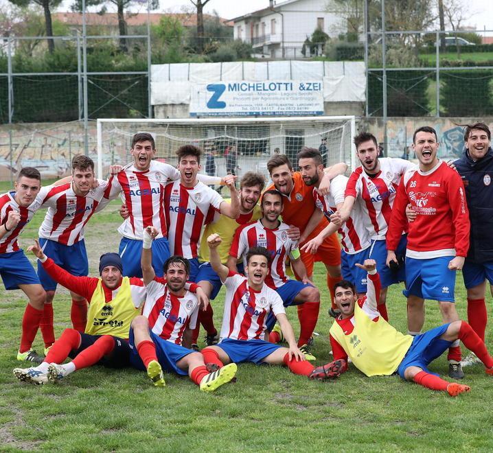 L'esultanza dei giocatori del Ponte Buggianese a fine partita (Foto Nucci)
