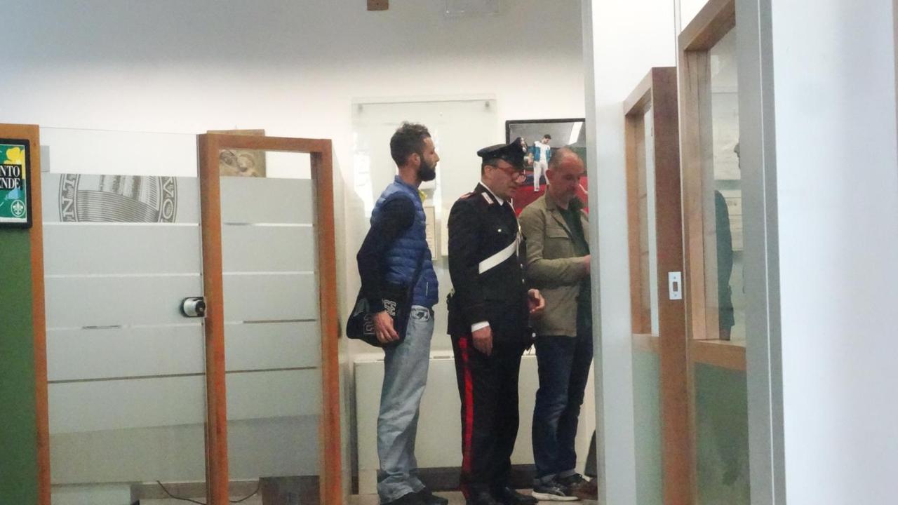 I carabinieri all'interno della banca rapinata (foto Gori)