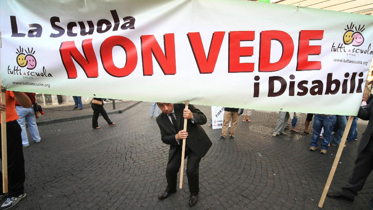 Una manifestazione per il sostegno agli alunni disabili nella scuola