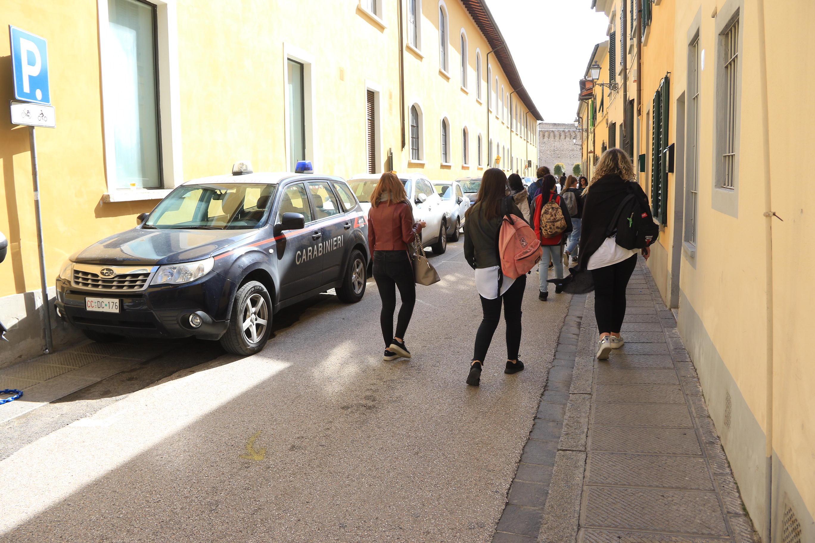 L'intervento dei carabinieri in via Puccetti (foto Sproviero/Batavia)