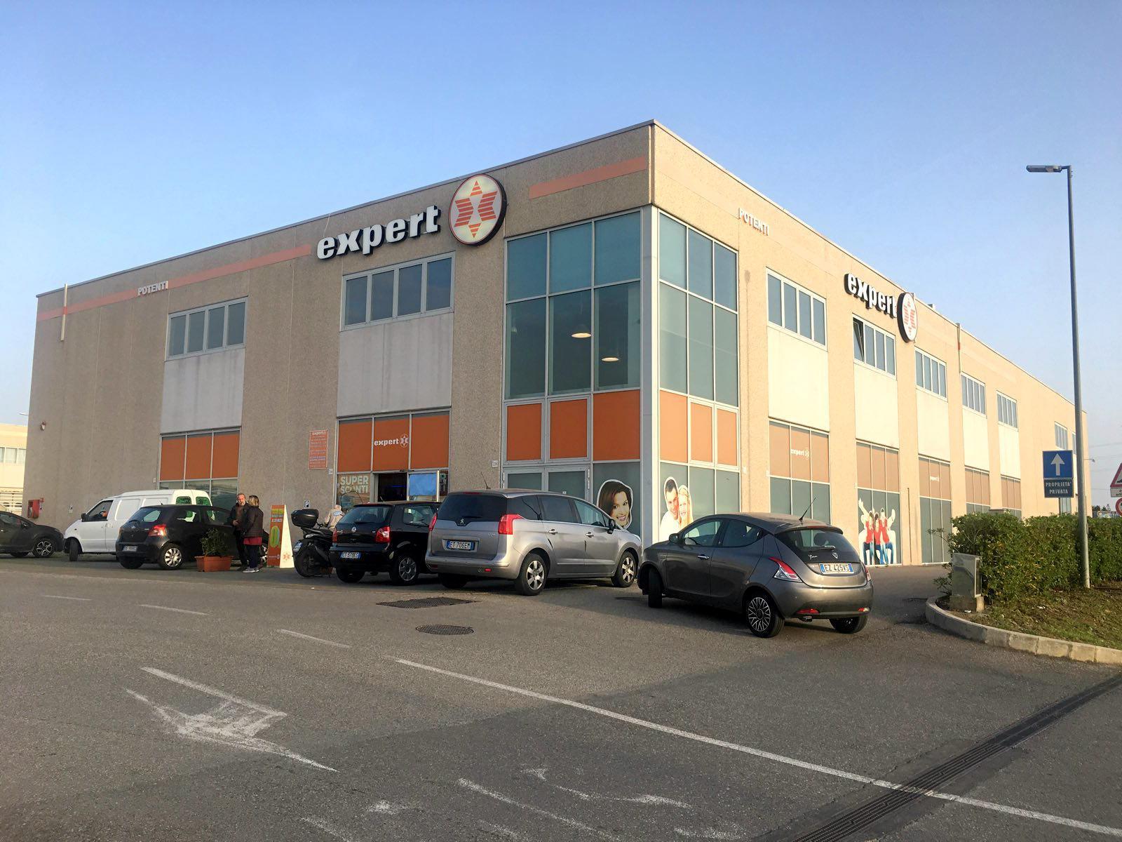 Maxi furto da Expert, rubati telefoni ed elettrodomestici per 150 mila euro 