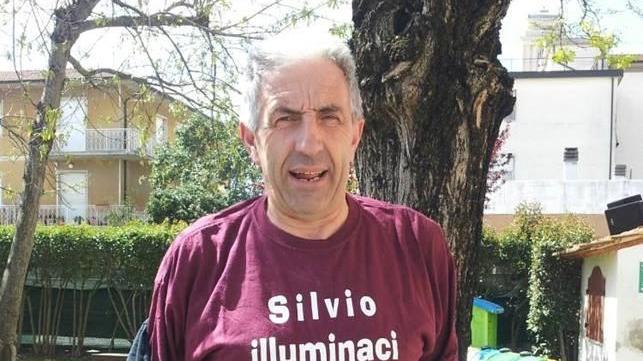 Don Armando Zappolini con la maglietta della polemica