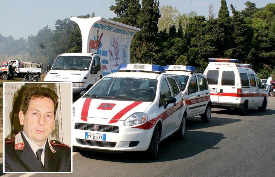 Le auto dei vigili e nel riquadro l'ex comandante Carmignani