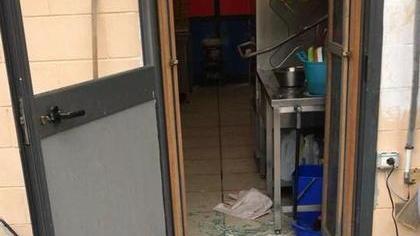 Scopre un ladro dentro la pizzeria