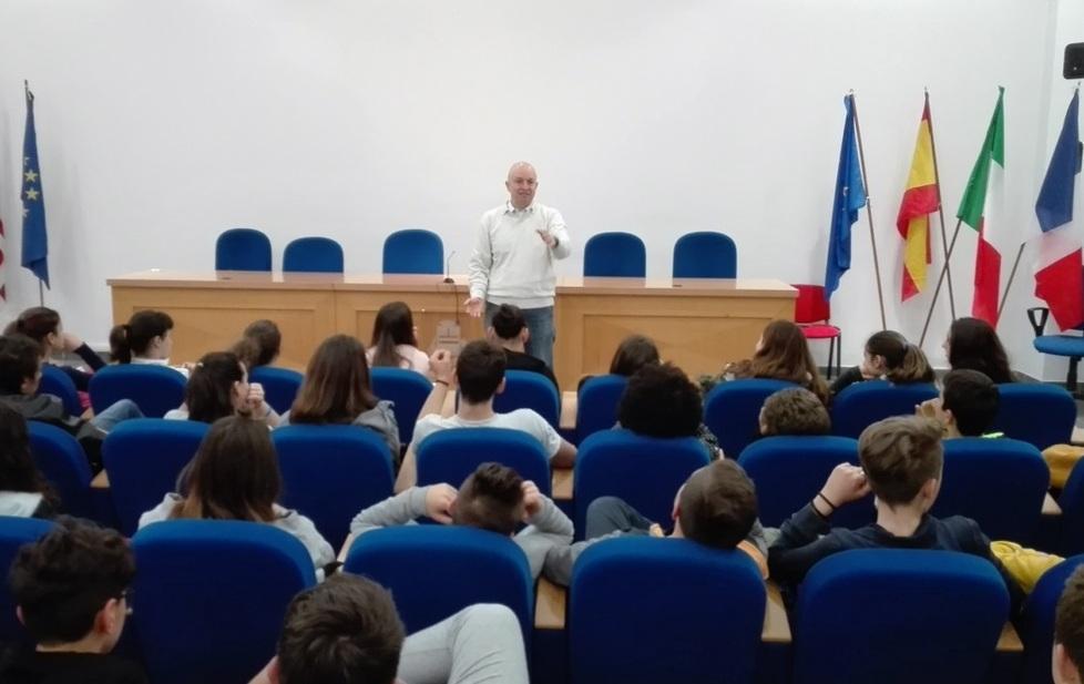 I ragazzi incontrano lo scrittore Altieri 