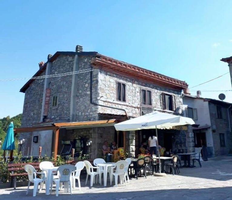 Montefegatesi, il bar non riapre ma si punta sul teatro