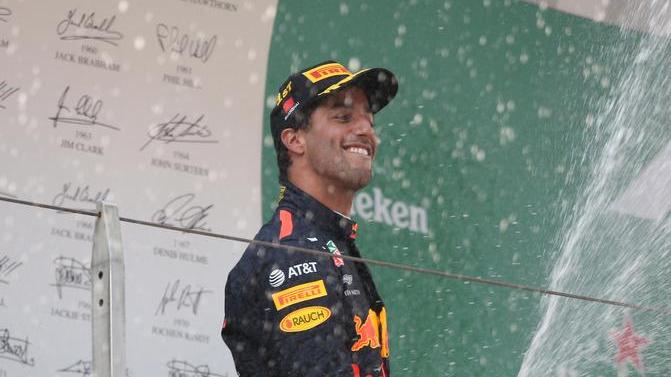 È Ricciardo il dragone di Shanghai