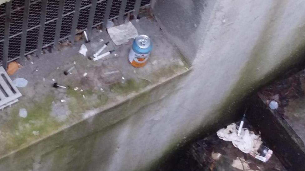 Indecenza all'ex Odeon, cimitero di siringhe vicino al parco
