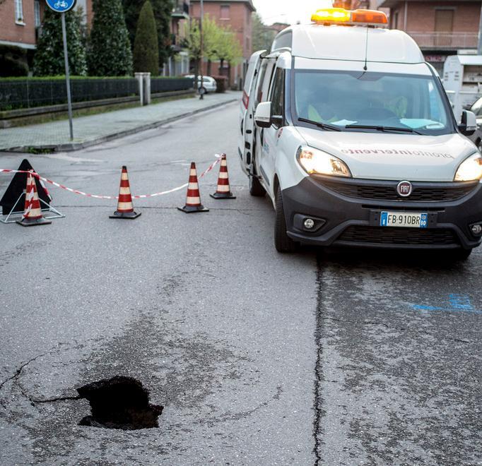 Grossa buca si apre nella carreggiata